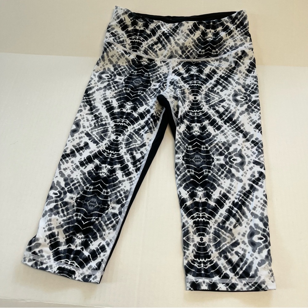 Victoria’s Secret sport knockout crop sz medium activewear workout knee shorts